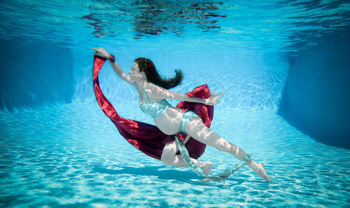Séance grossesse piscine underwater / aquatique femme enceinte