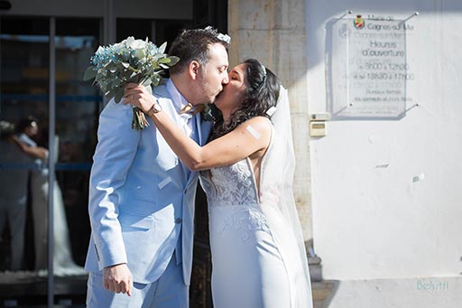 Mariage Yasmin & Romain, baiser à la sortie de la mairie de Cagnes-sur-mer